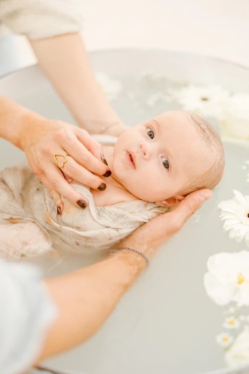 main enfant rose gris marron